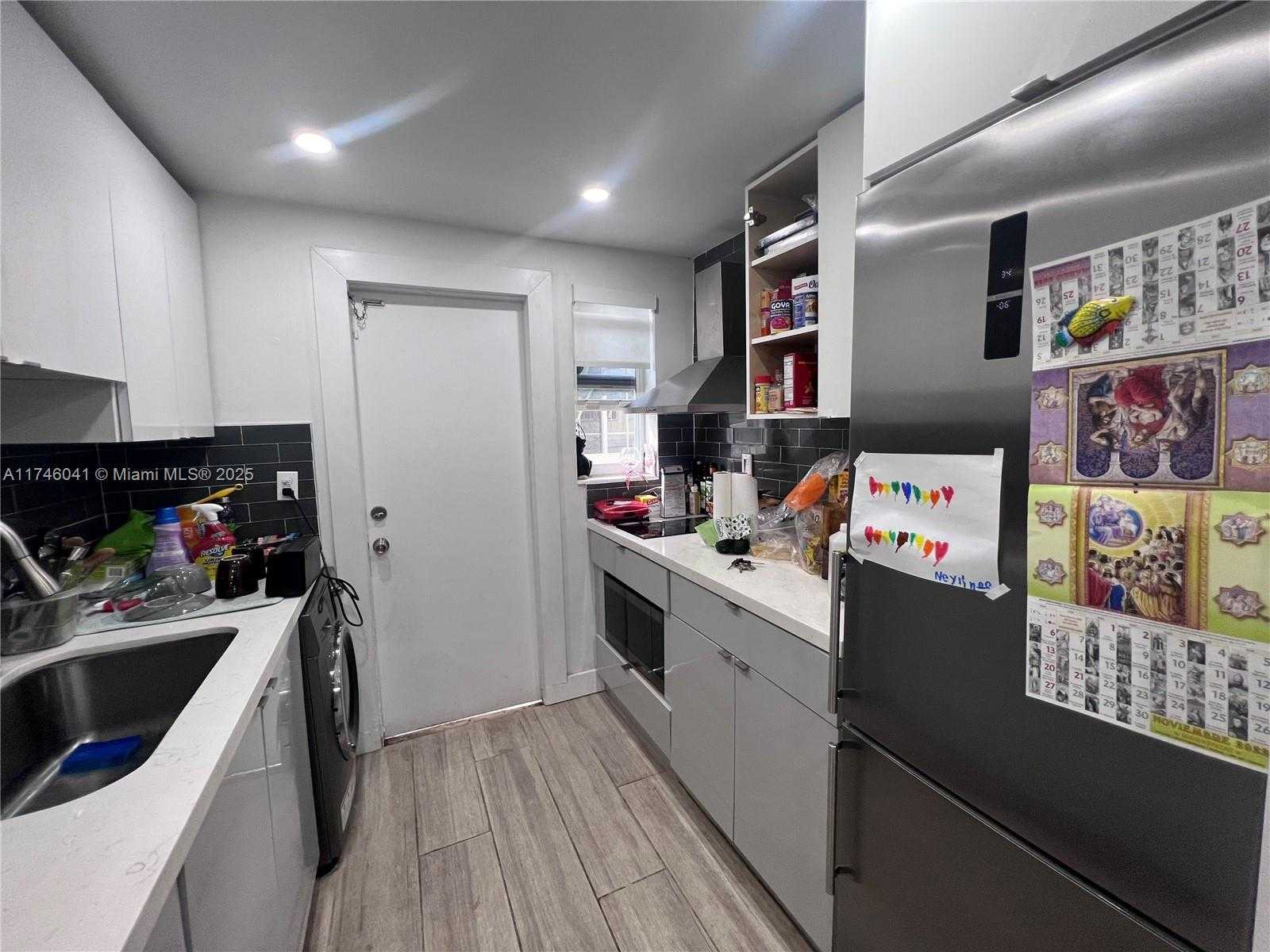Small Image of 944 MERIDIAN AVE #5, Miami Beach Number 2