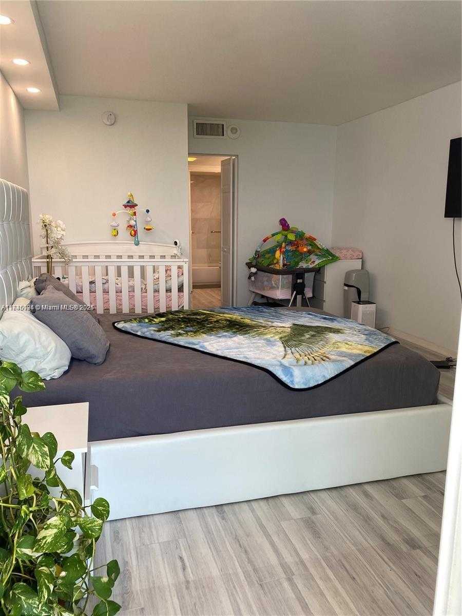 Small Image of 100 BAYVIEW DR #521, Sunny Isles Beach Number 5