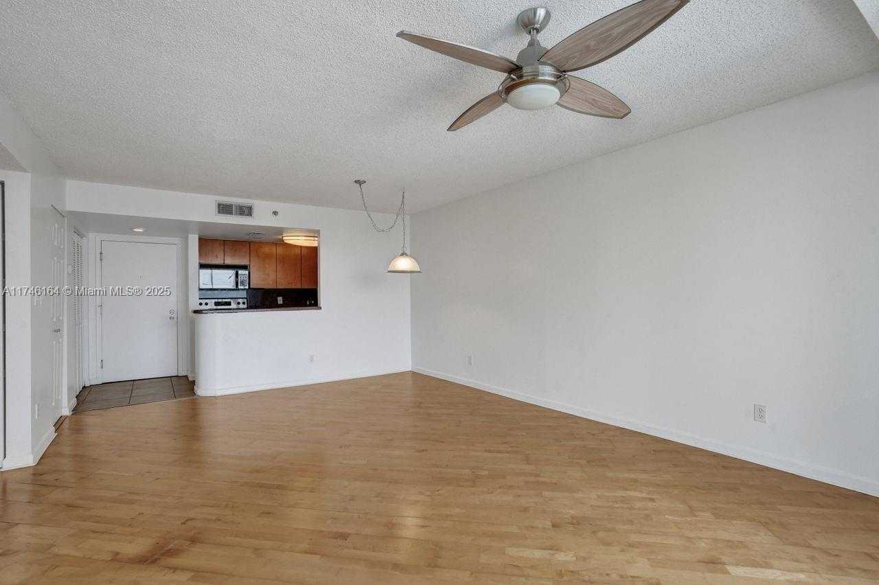 Small Image of 770 CLAUGHTON ISLAND DR #808, Miami Number 12