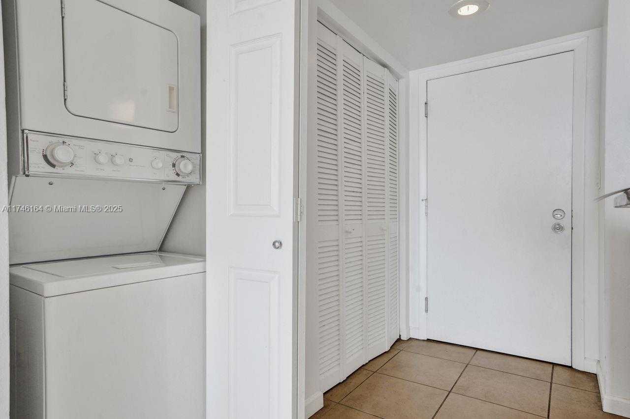 Small Image of 770 CLAUGHTON ISLAND DR #808, Miami Number 16