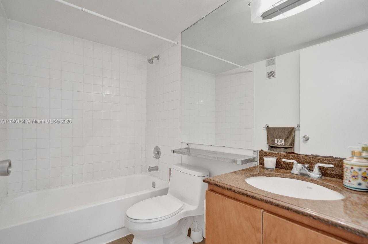 Small Image of 770 CLAUGHTON ISLAND DR #808, Miami Number 17