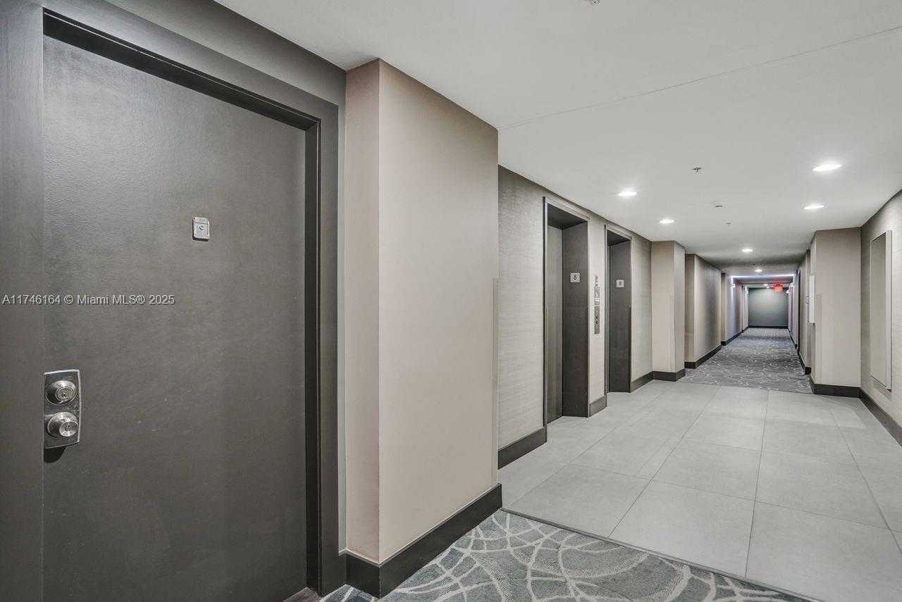 Small Image of 770 CLAUGHTON ISLAND DR #808, Miami Number 3