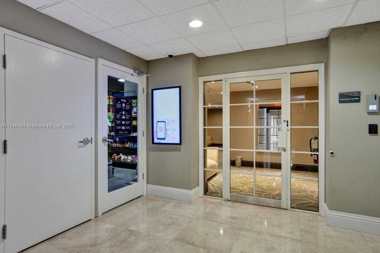 Small Image of 770 CLAUGHTON ISLAND DR #808, Miami Number 43
