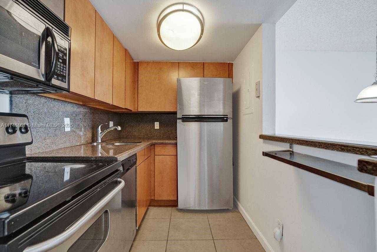 Small Image of 770 CLAUGHTON ISLAND DR #808, Miami Number 7