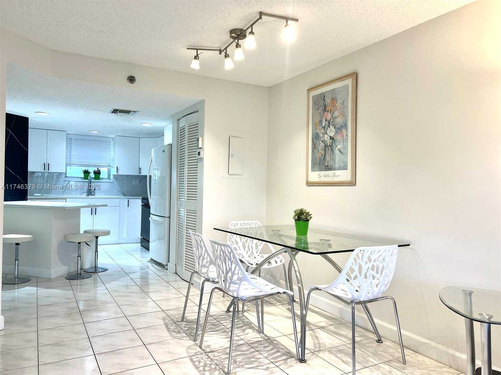 Small Image of Le Frontenac, 17801 N Bay Rd, Sunny Isles Beach, FL 33160, USA Number 3