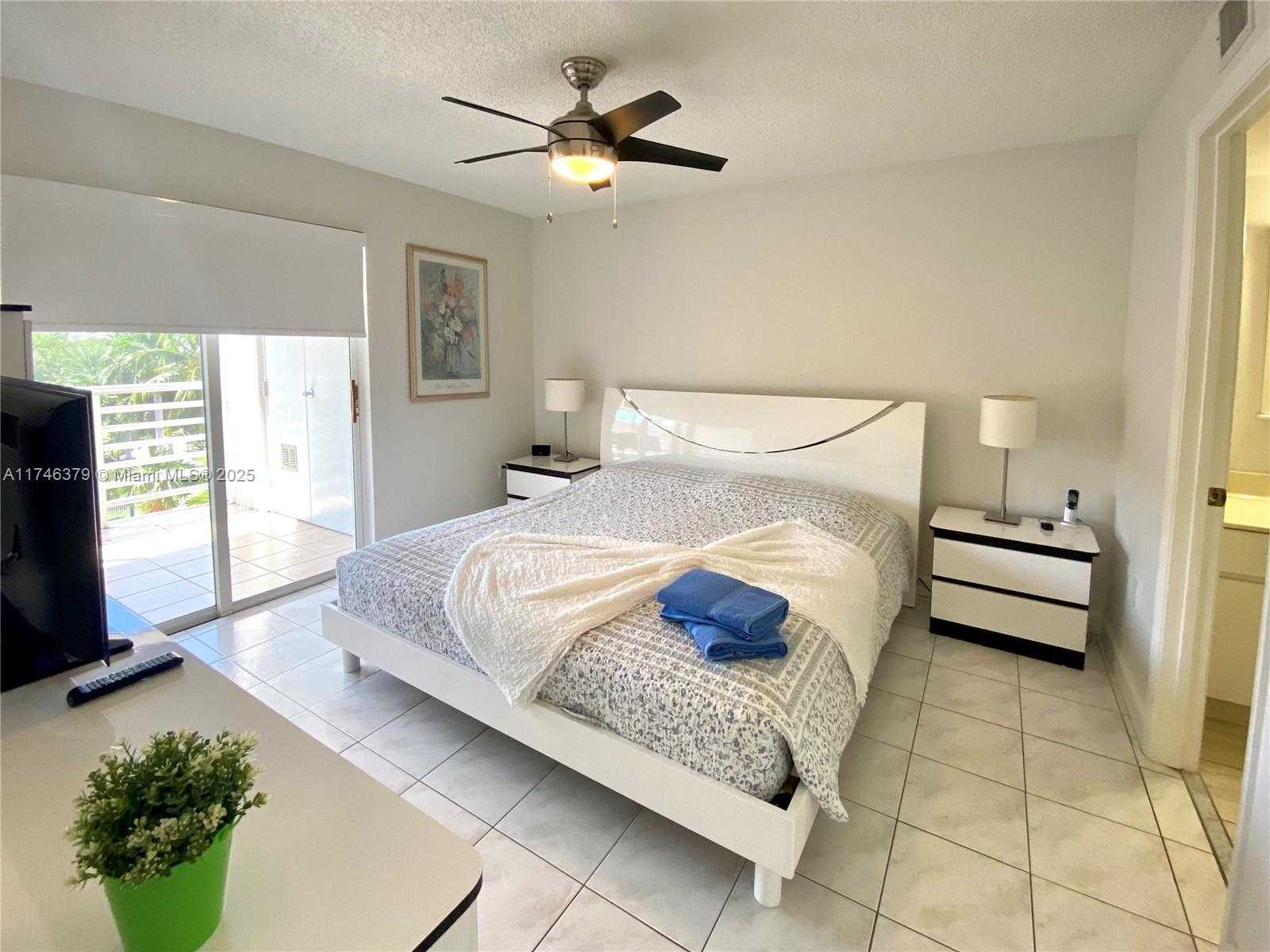 Small Image of Le Frontenac, 17801 N Bay Rd, Sunny Isles Beach, FL 33160, USA Number 5