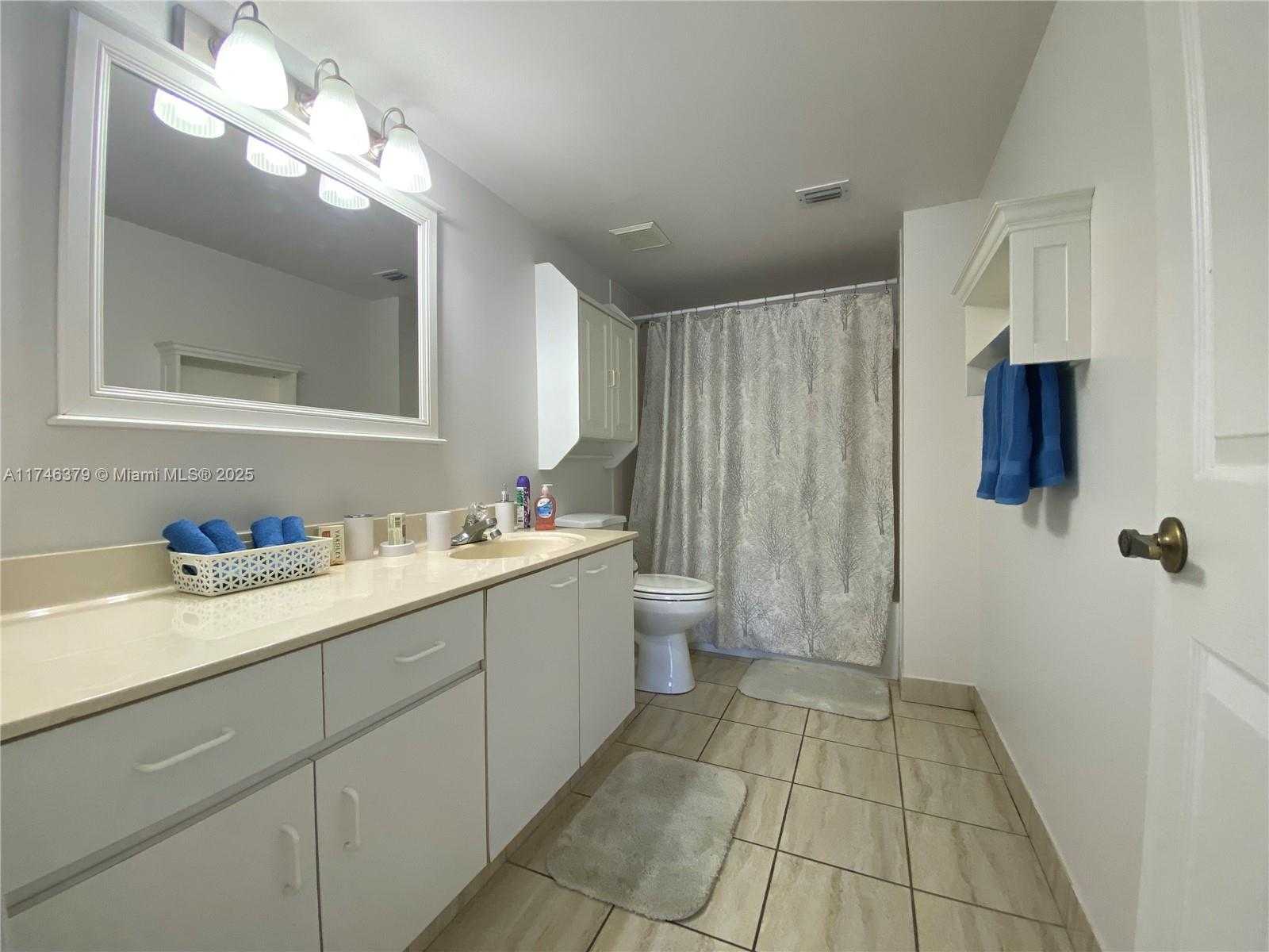 Small Image of Le Frontenac, 17801 N Bay Rd, Sunny Isles Beach, FL 33160, USA Number 6
