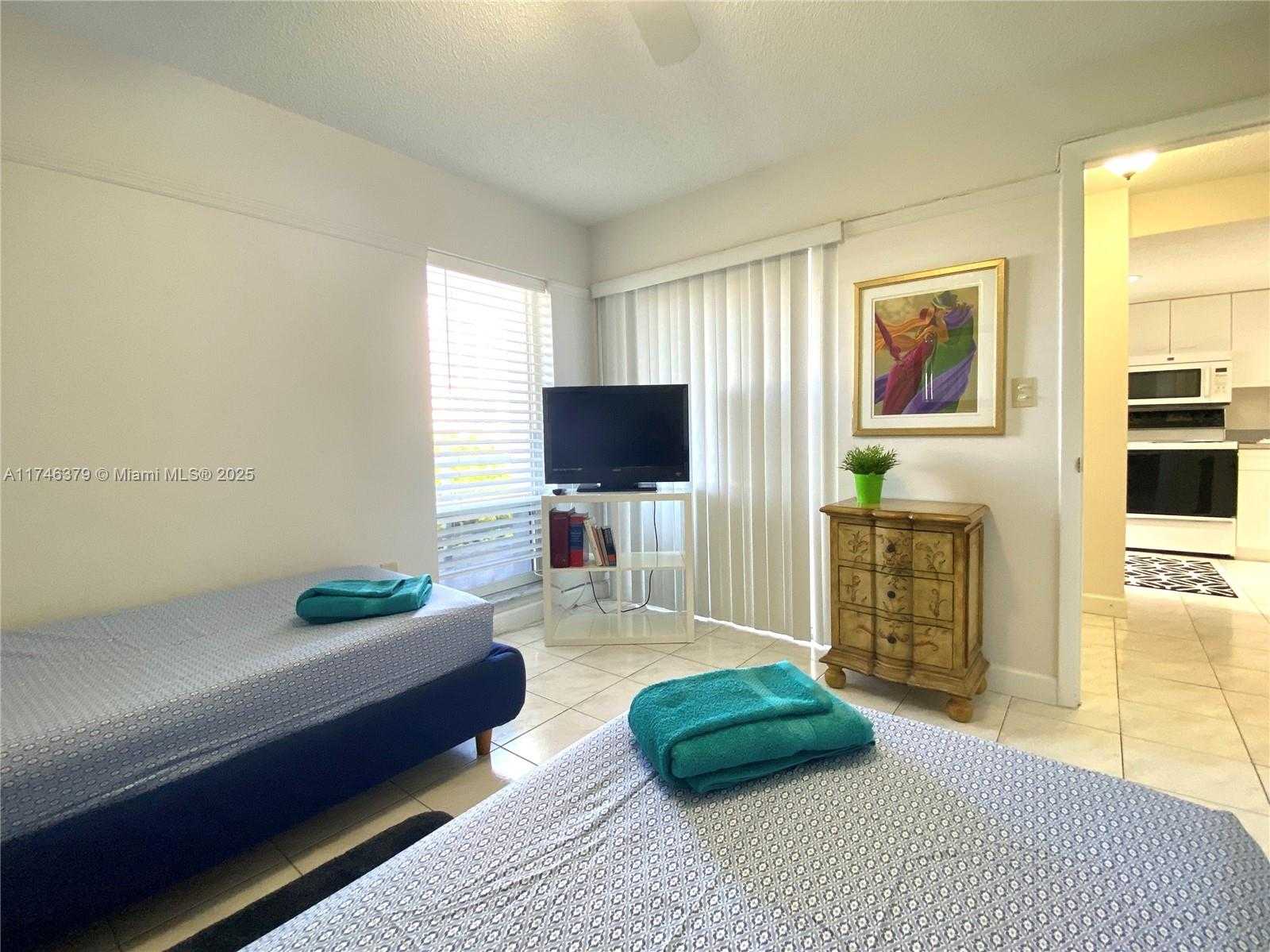 Small Image of Le Frontenac, 17801 N Bay Rd, Sunny Isles Beach, FL 33160, USA Number 7