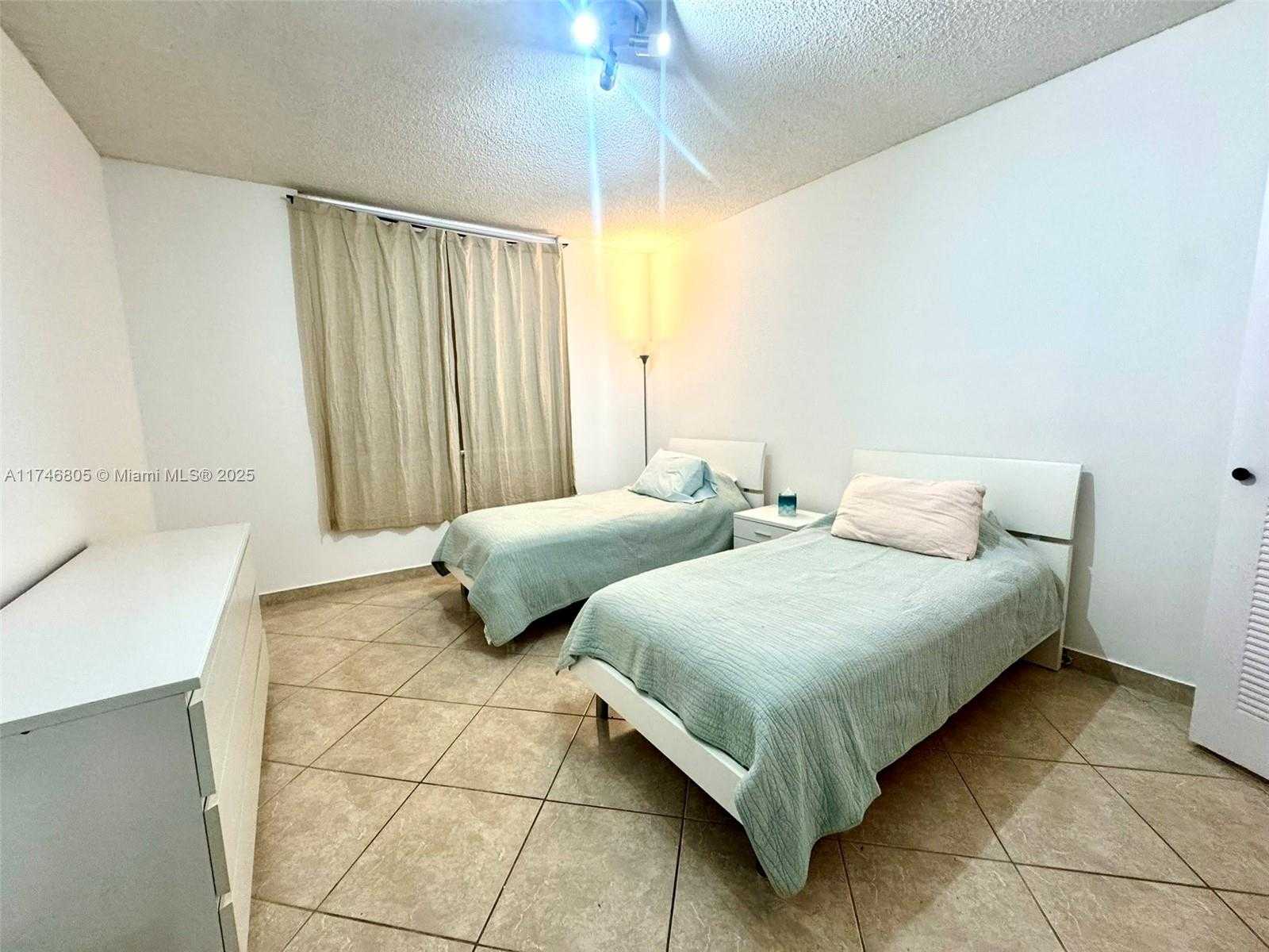 Small Image of Aventura Number 12