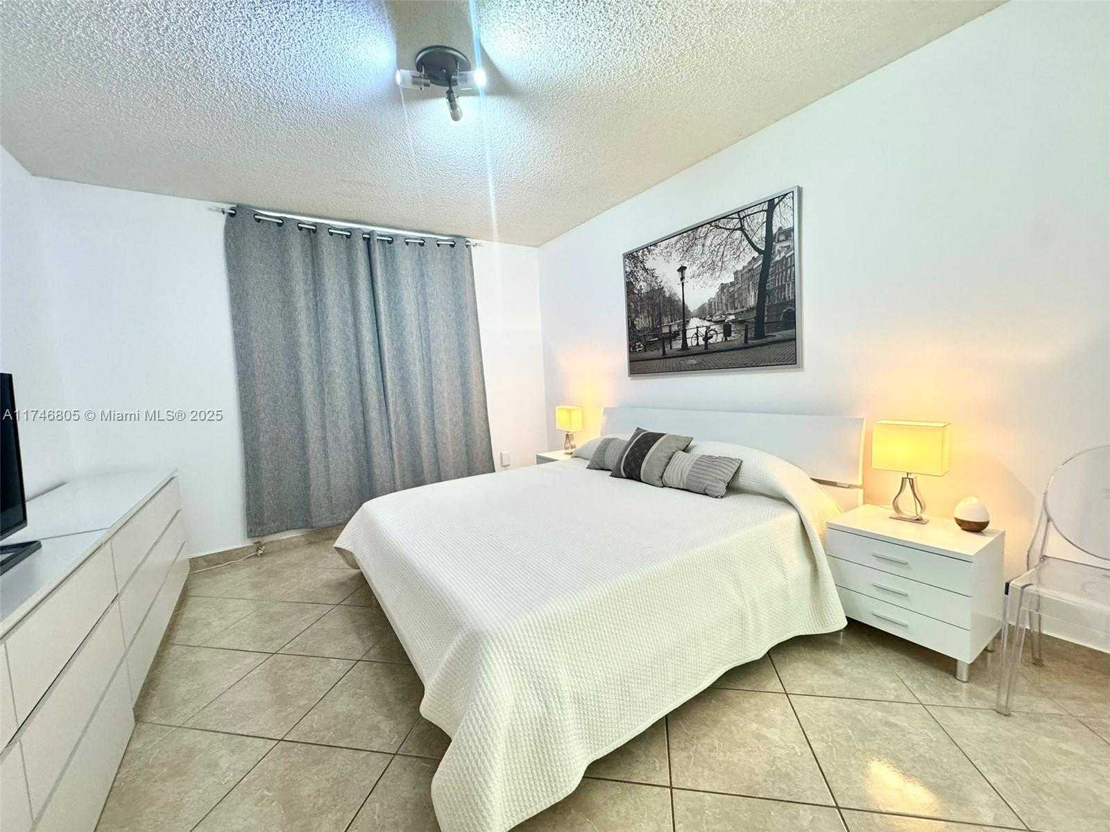 Small Image of Aventura Number 6