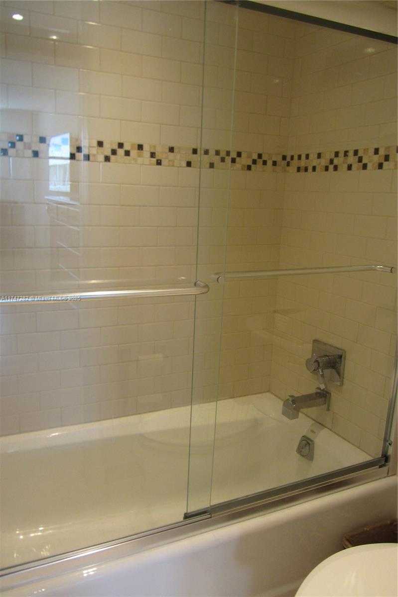 Small Image of 5701 COLLINS AVE #PH12, Miami Beach Number 14