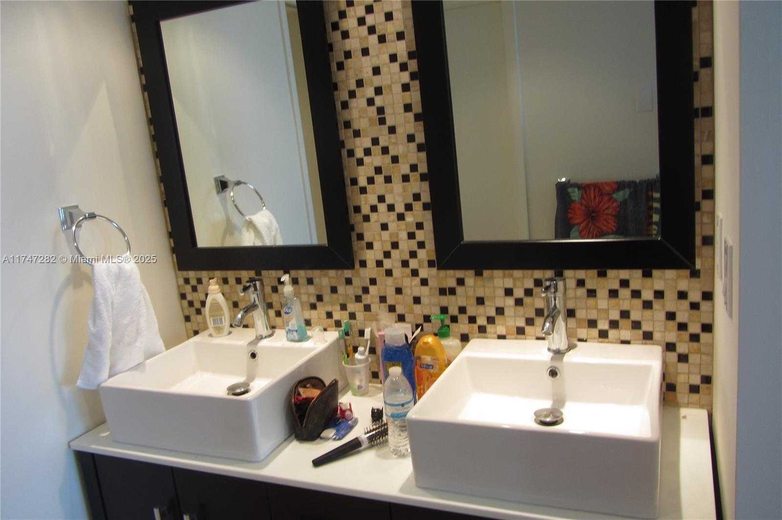 Small Image of 5701 COLLINS AVE #PH12, Miami Beach Number 15