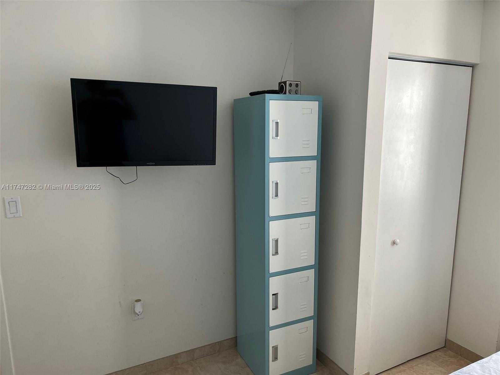 Small Image of 5701 COLLINS AVE #PH12, Miami Beach Number 18