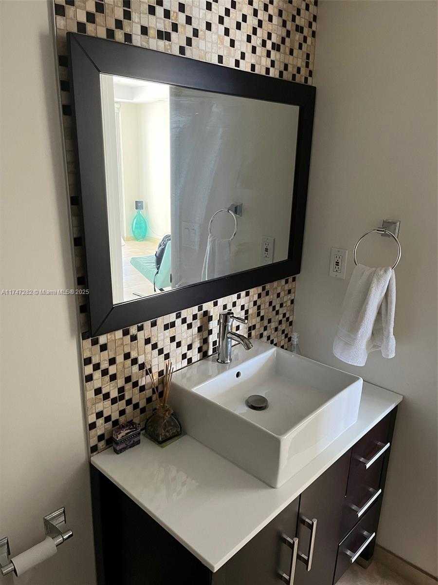 Small Image of 5701 COLLINS AVE #PH12, Miami Beach Number 21