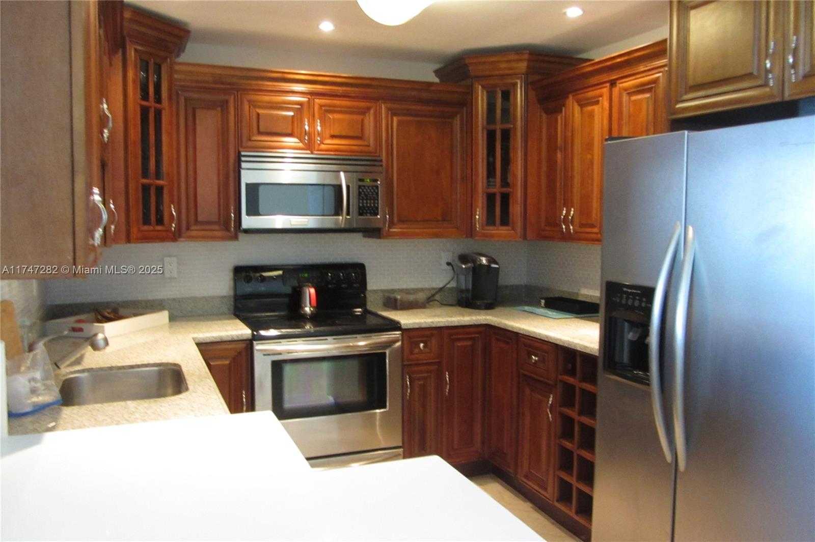 Small Image of 5701 COLLINS AVE #PH12, Miami Beach Number 3
