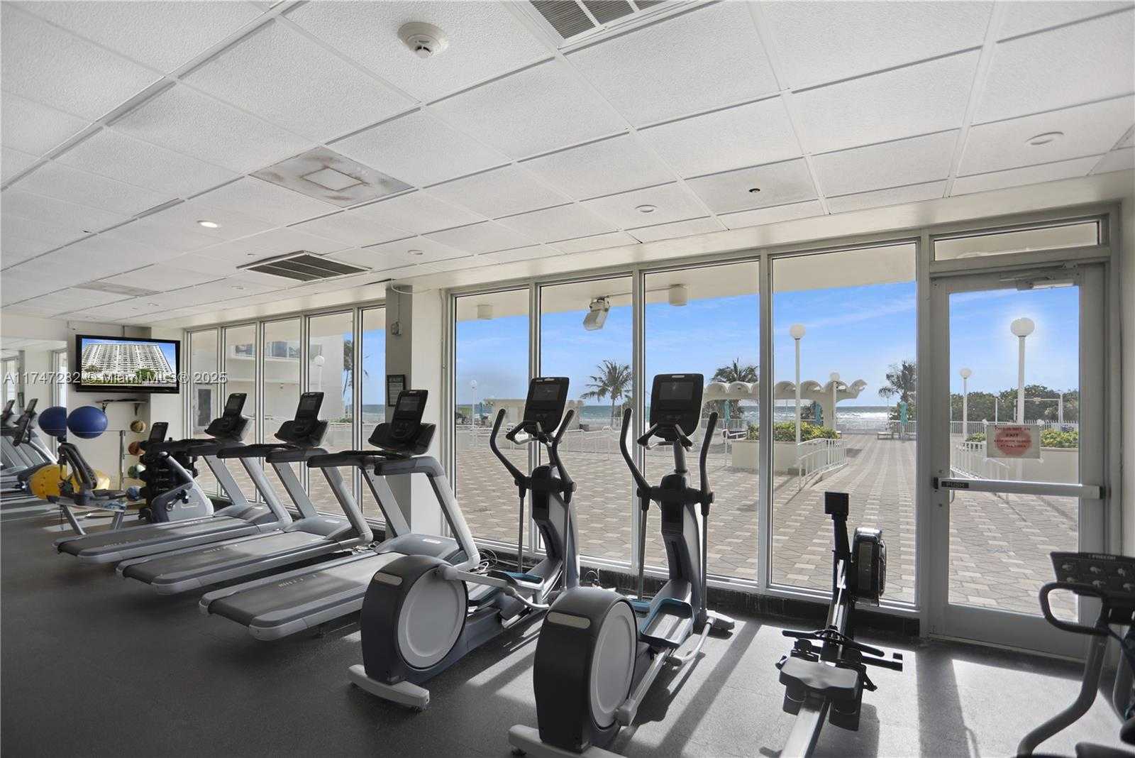 Small Image of 5701 COLLINS AVE #PH12, Miami Beach Number 31