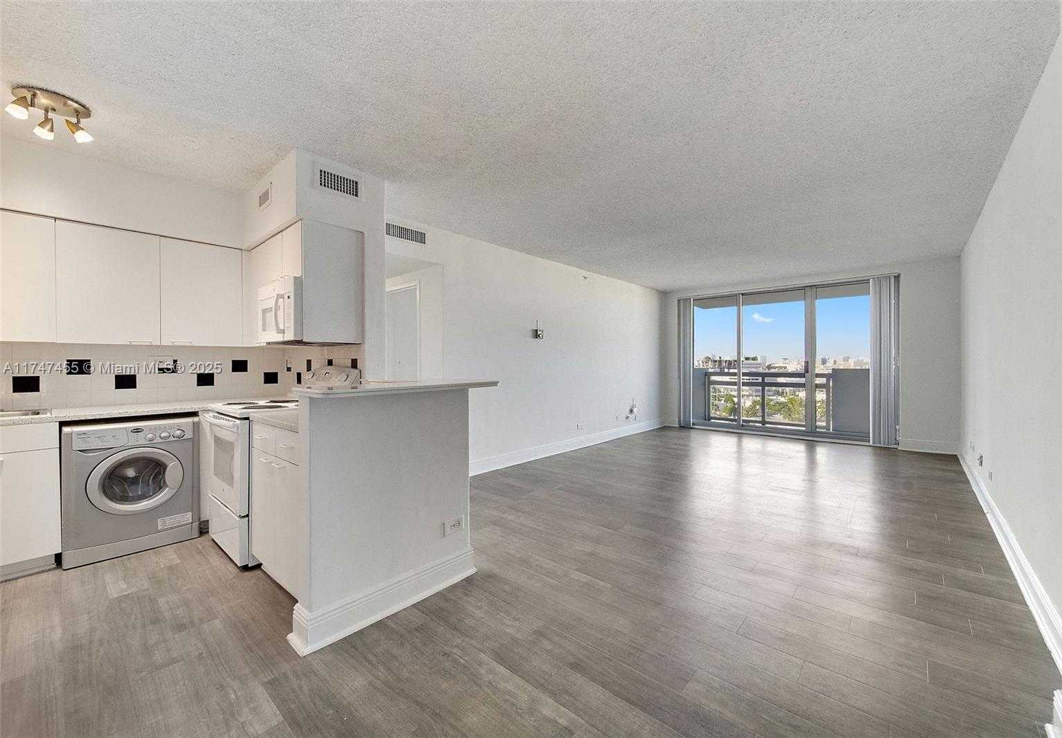 Small Image of 1500 Bay Rd, Miami Beach, FL 33139, USA Number 4