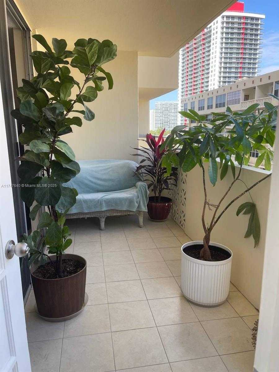 Small Image of 1833 #1003, Hallandale Beach Number 10