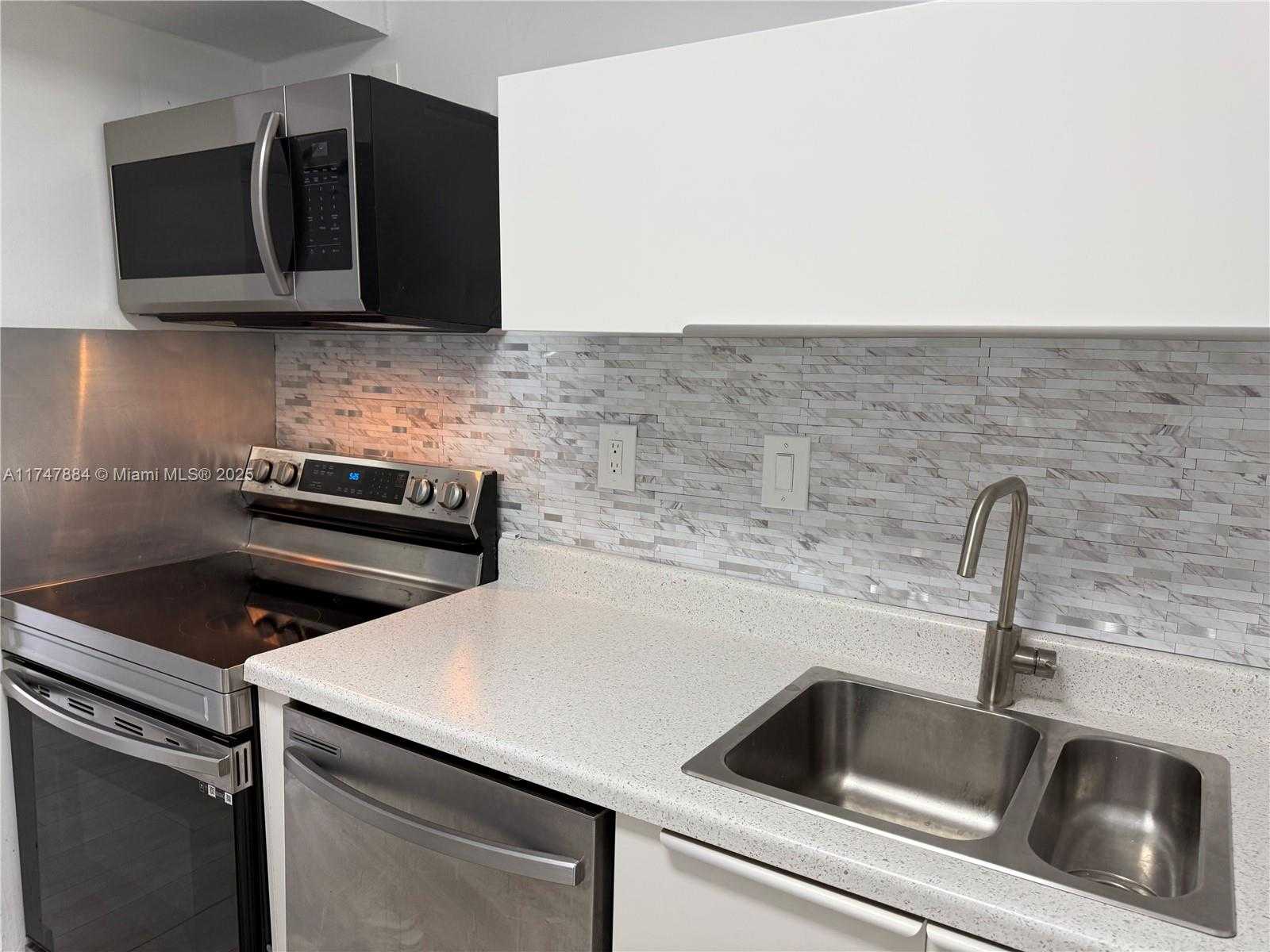Small Image of 3731 NORTH COUNTRY CLUB DR #222, Aventura Number 4