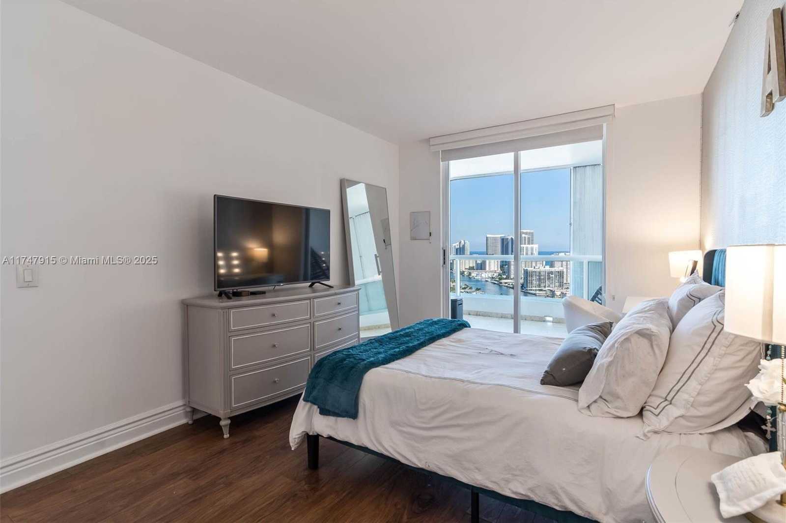 Small Image of 21205 Yacht Club Dr, Aventura, FL 33180, USA Number 10