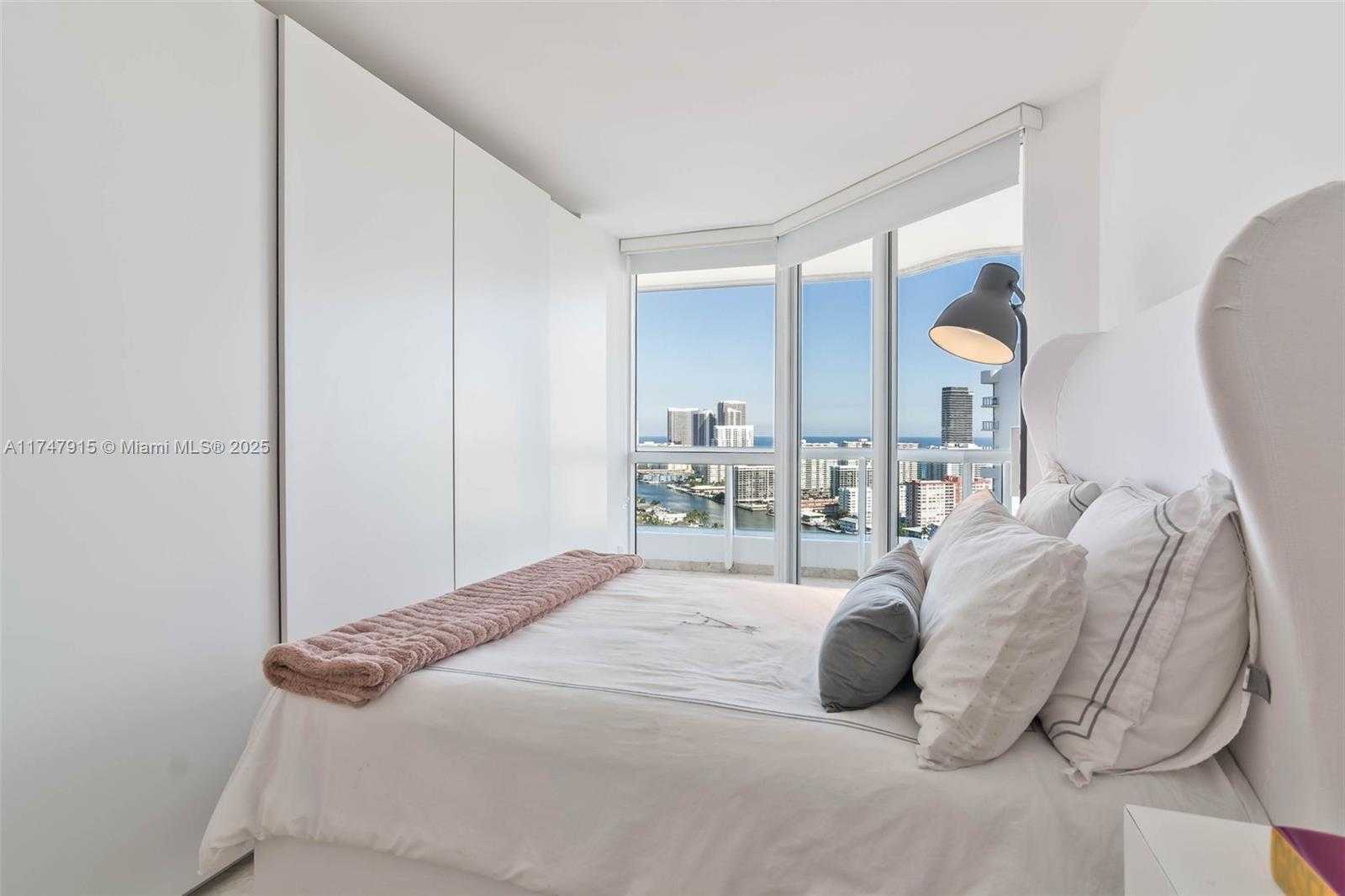 Small Image of 21205 Yacht Club Dr, Aventura, FL 33180, USA Number 17