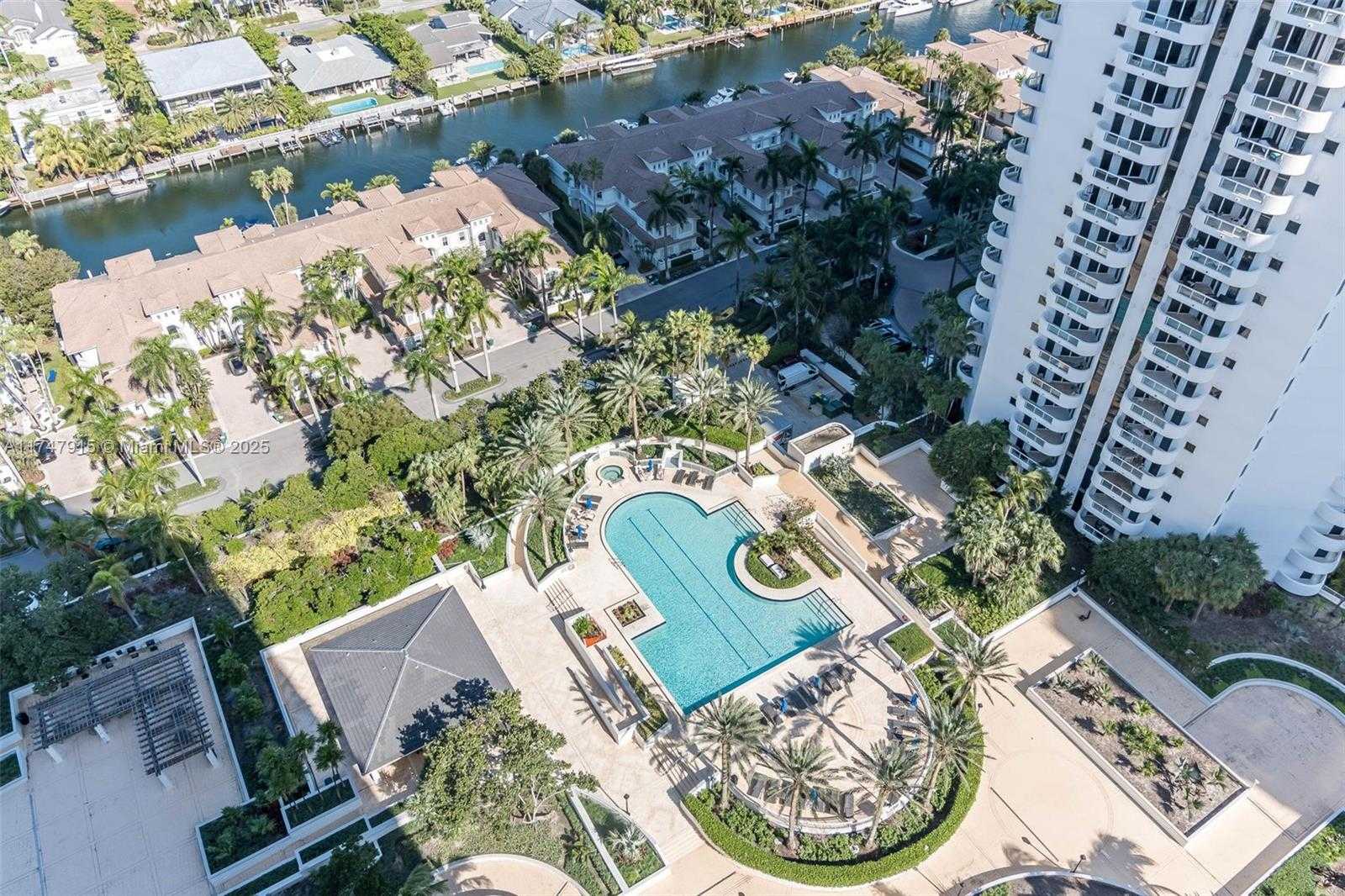 Small Image of 21205 Yacht Club Dr, Aventura, FL 33180, USA Number 26