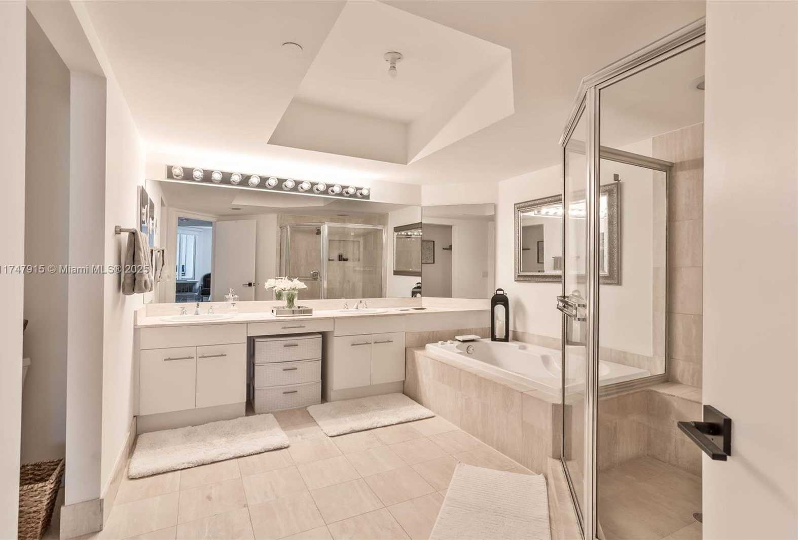 Small Image of 21205 Yacht Club Dr, Aventura, FL 33180, USA Number 5