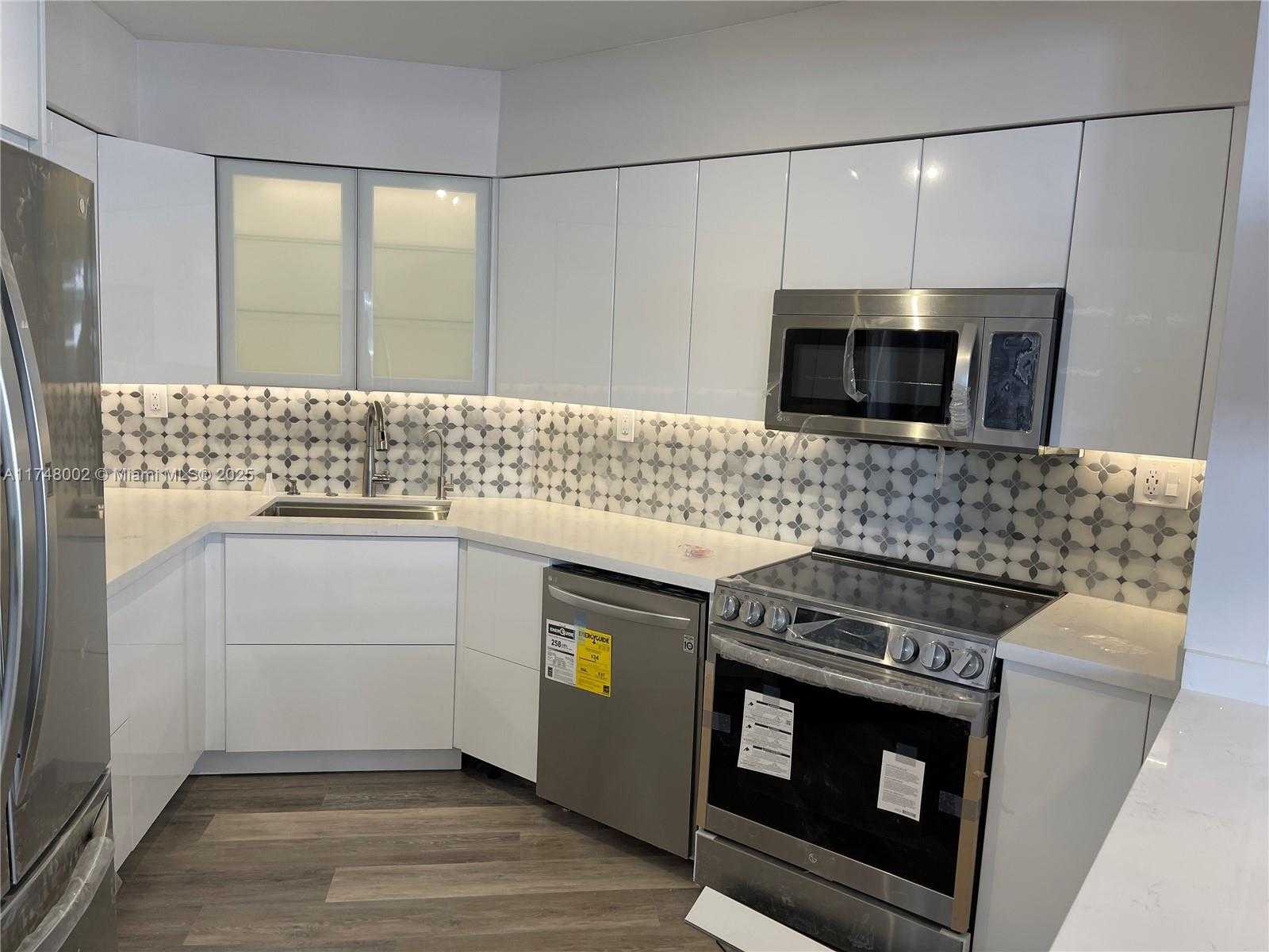 Small Image of 5161 COLLINS AVE #1012, Miami Beach Number 9