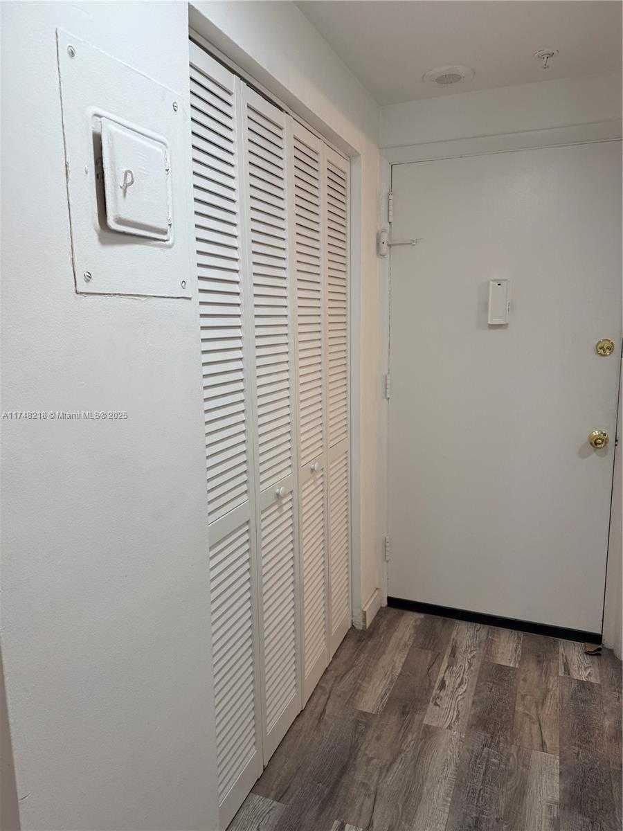Small Image of 400 KINGS POINT DR #105, Sunny Isles Beach Number 8