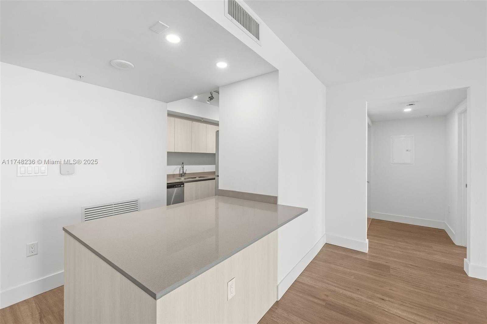 Small Image of 1500 Bay Rd, Miami Beach, FL 33139, USA Number 6
