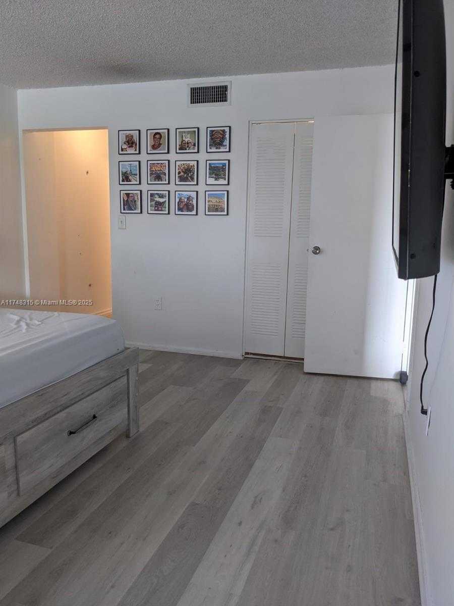 Small Image of 7900 TATUM WATERWAY DR #211, Miami Beach Number 10