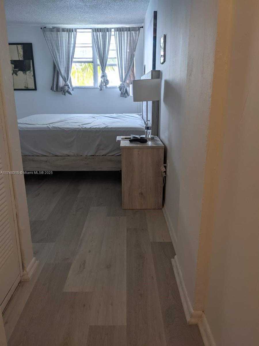 Small Image of 7900 TATUM WATERWAY DR #211, Miami Beach Number 11