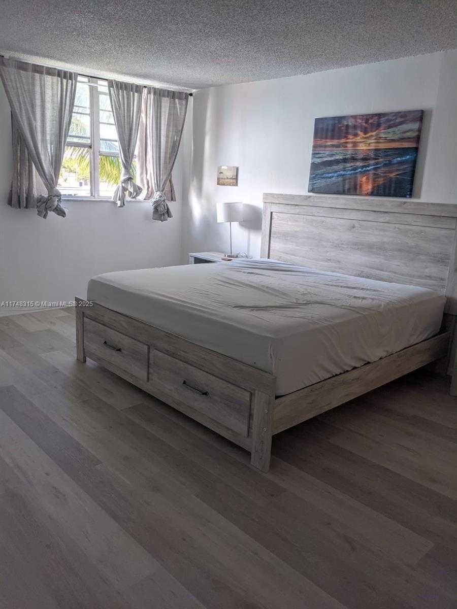 Small Image of 7900 TATUM WATERWAY DR #211, Miami Beach Number 12