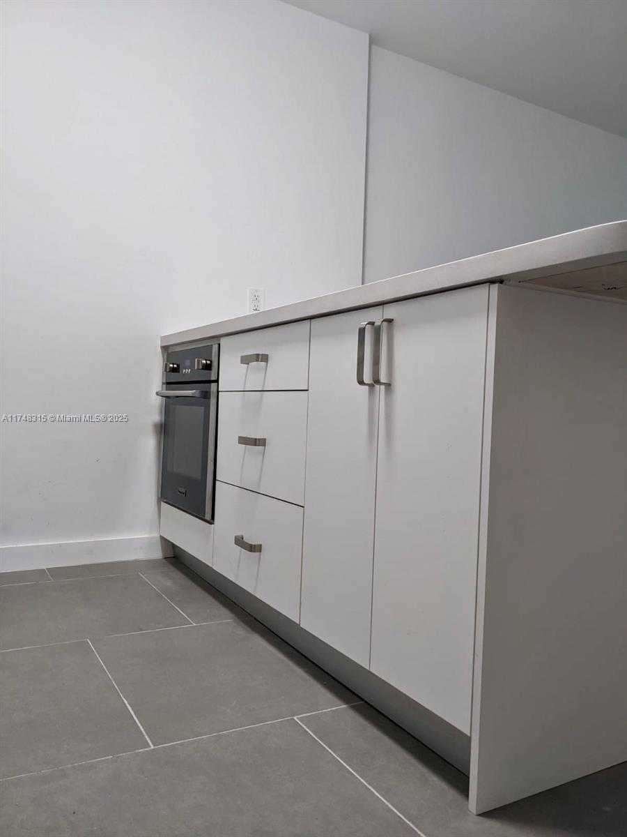 Small Image of 7900 TATUM WATERWAY DR #211, Miami Beach Number 7