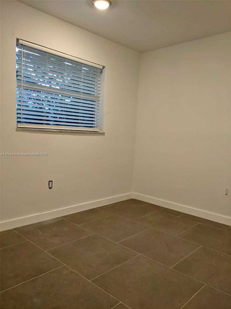 Small Image of 7900 TATUM WATERWAY DR #211, Miami Beach Number 9