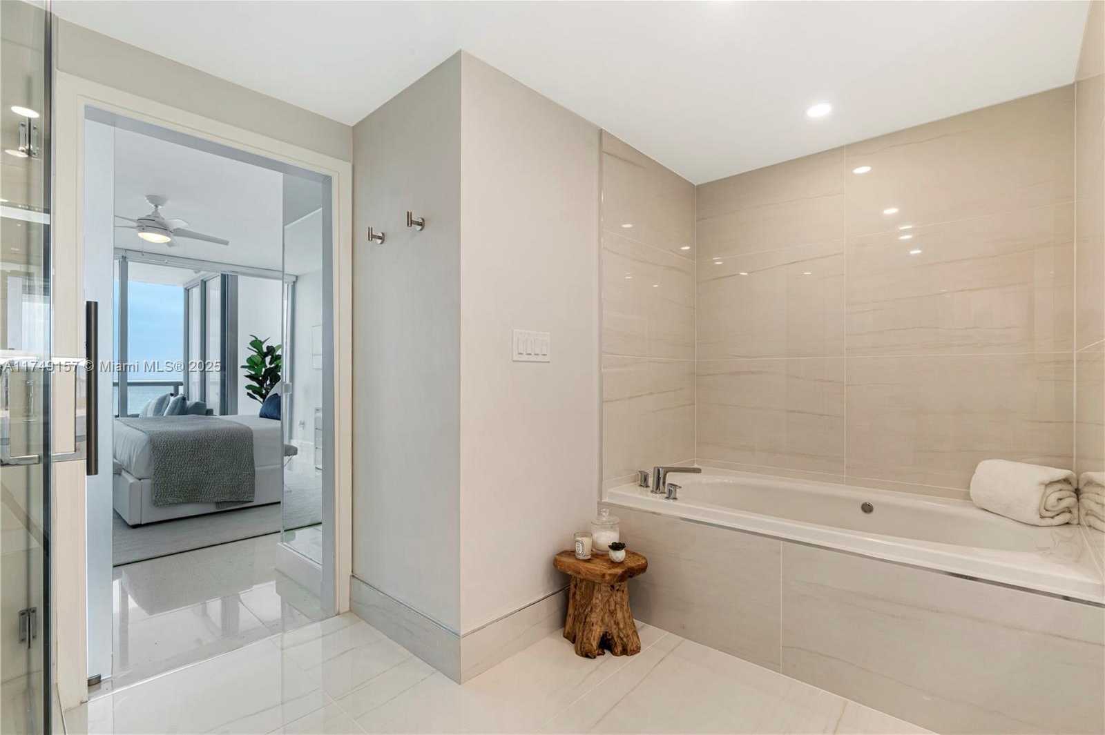 Small Image of 6799 COLLINS AVE #1404, Miami Beach Number 11
