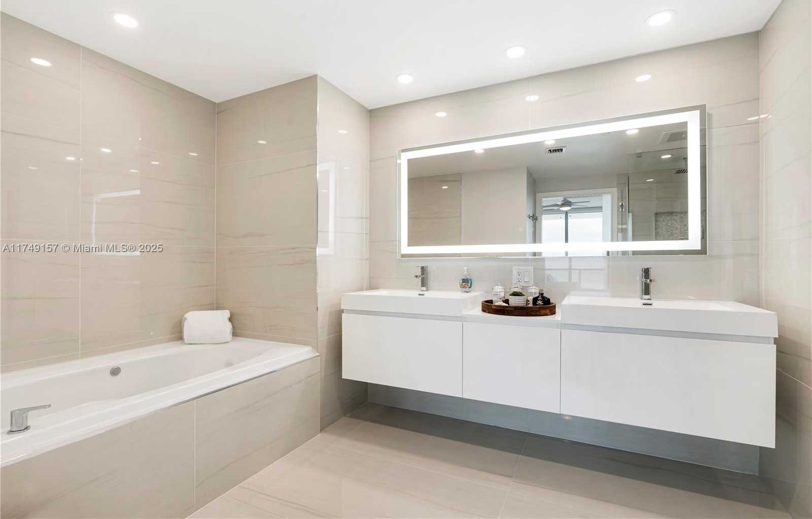 Small Image of 6799 COLLINS AVE #1404, Miami Beach Number 14