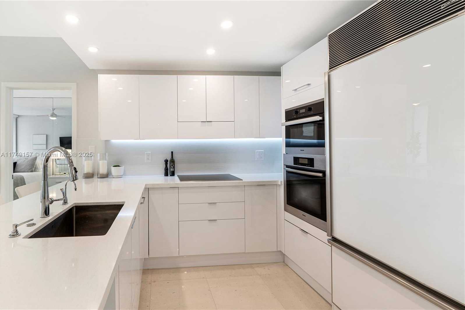 Small Image of 6799 COLLINS AVE #1404, Miami Beach Number 16