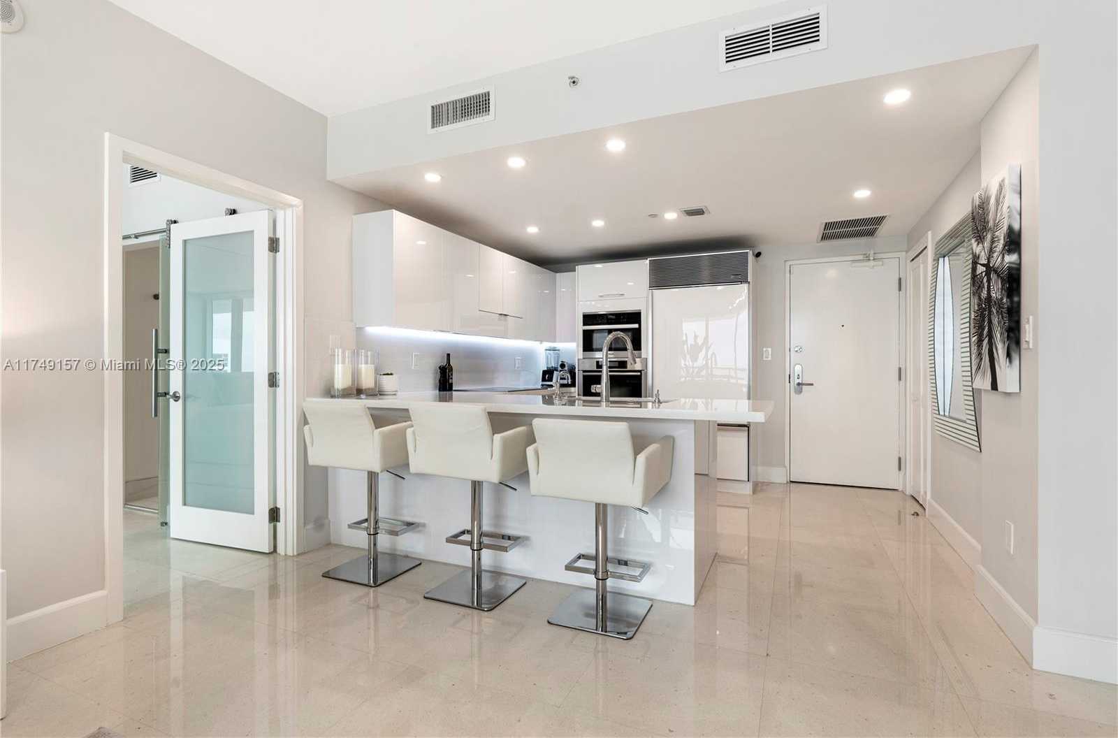 Small Image of 6799 COLLINS AVE #1404, Miami Beach Number 4