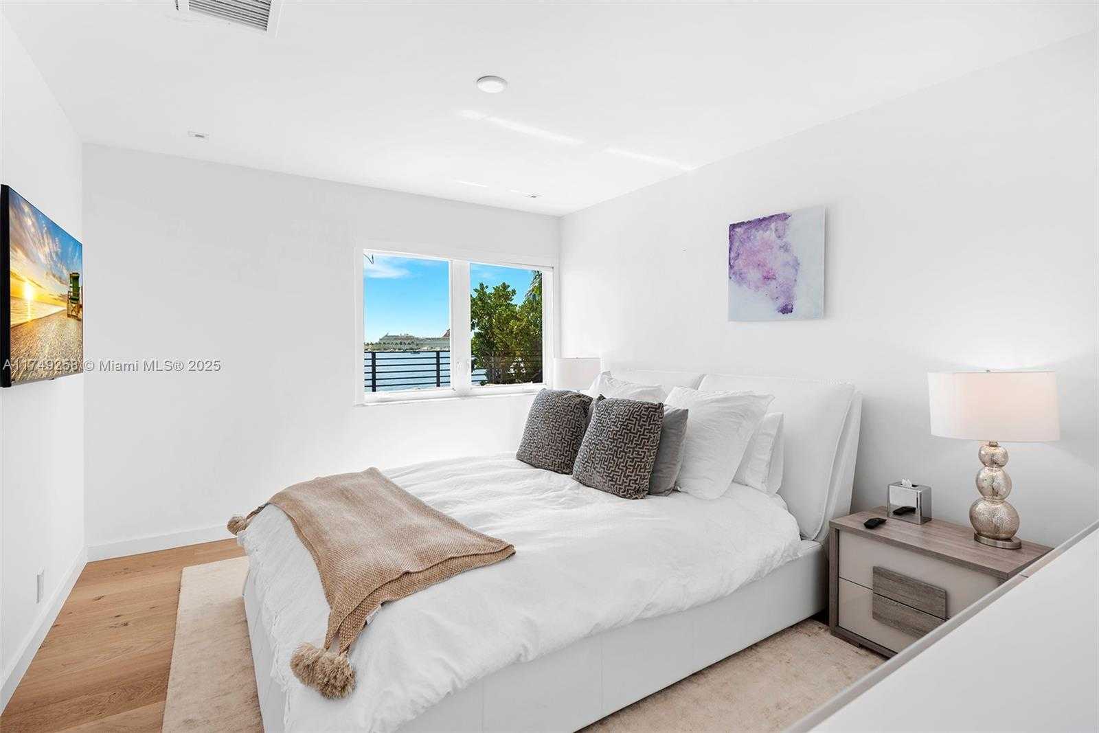 Small Image of 1300 SOUTH VENETIAN WAY, Miami Number 10