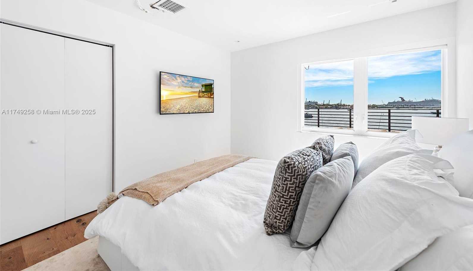 Small Image of 1300 SOUTH VENETIAN WAY, Miami Number 11