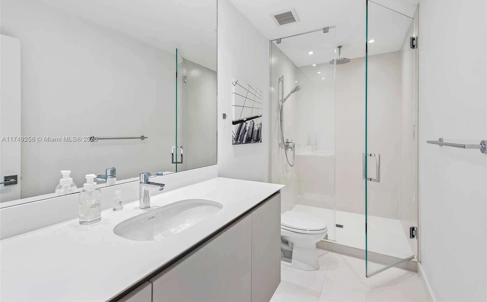 Small Image of 1300 SOUTH VENETIAN WAY, Miami Number 12