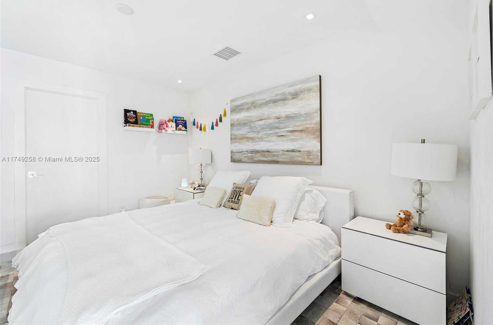 Small Image of 1300 SOUTH VENETIAN WAY, Miami Number 13