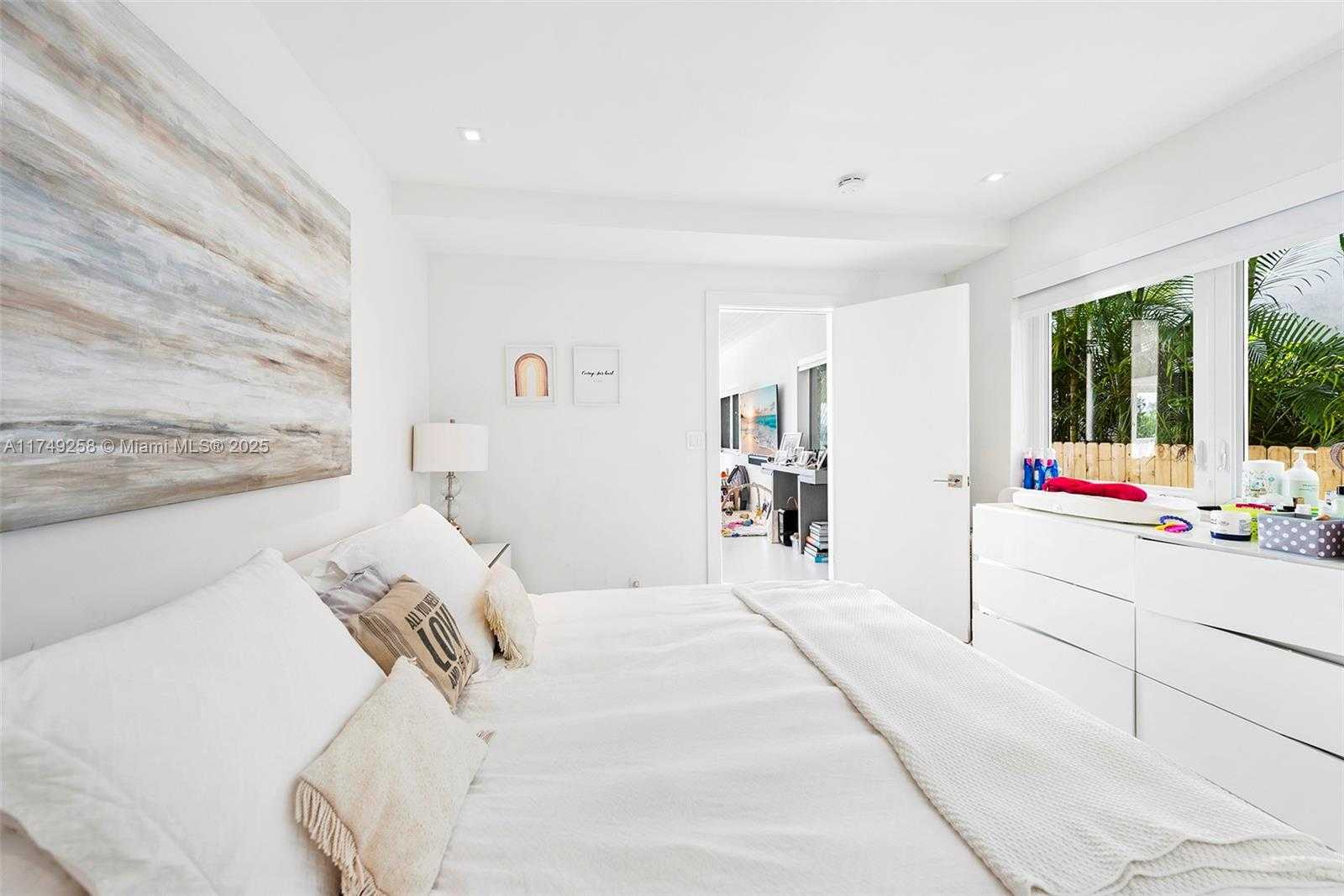 Small Image of 1300 SOUTH VENETIAN WAY, Miami Number 14