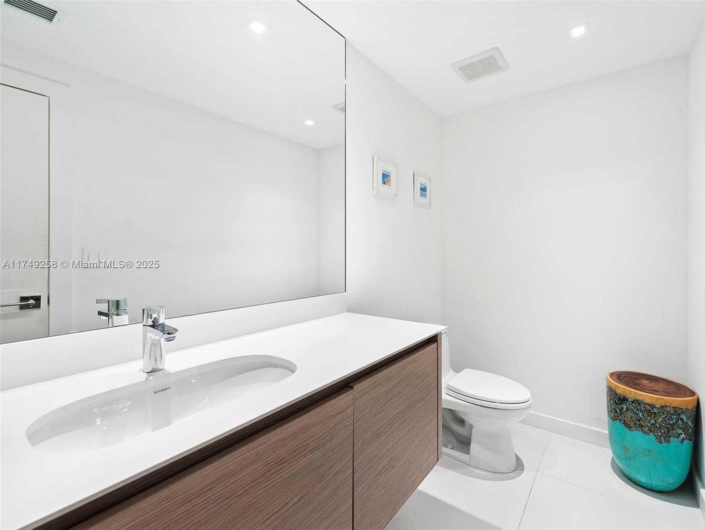 Small Image of 1300 SOUTH VENETIAN WAY, Miami Number 15