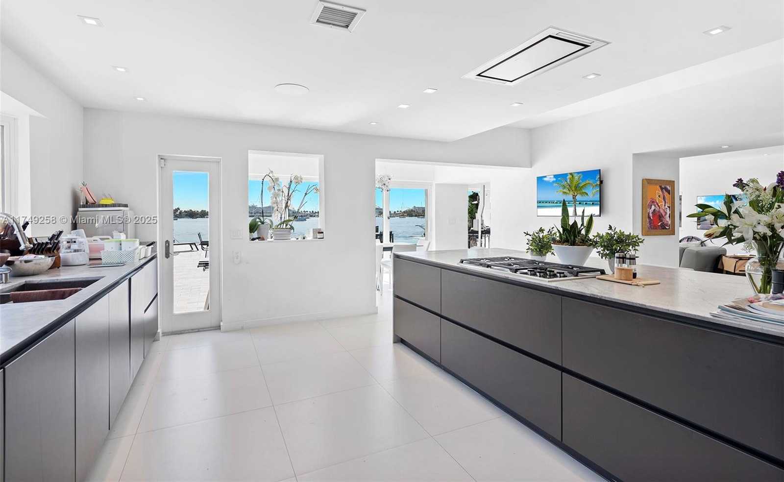 Small Image of 1300 SOUTH VENETIAN WAY, Miami Number 16