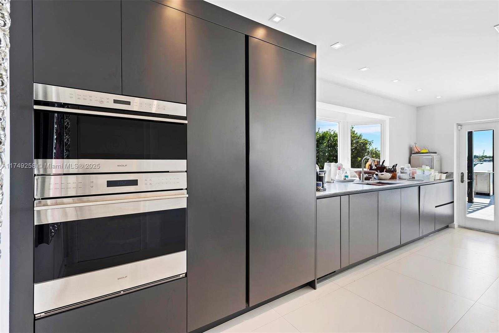 Small Image of 1300 SOUTH VENETIAN WAY, Miami Number 17