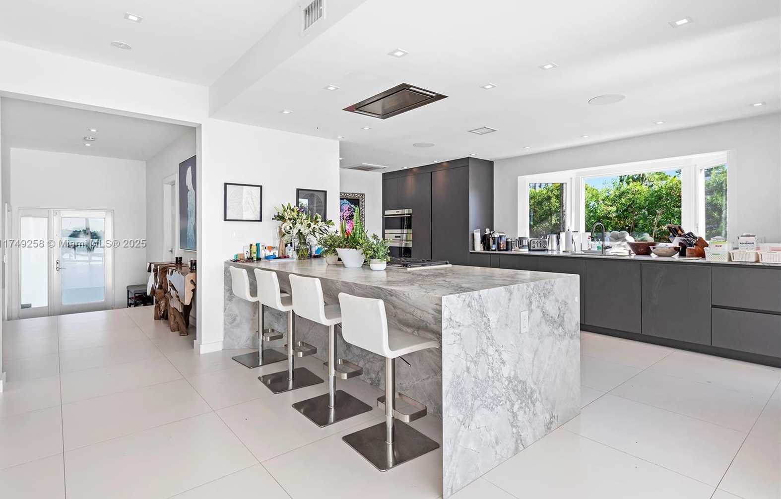 Small Image of 1300 SOUTH VENETIAN WAY, Miami Number 18