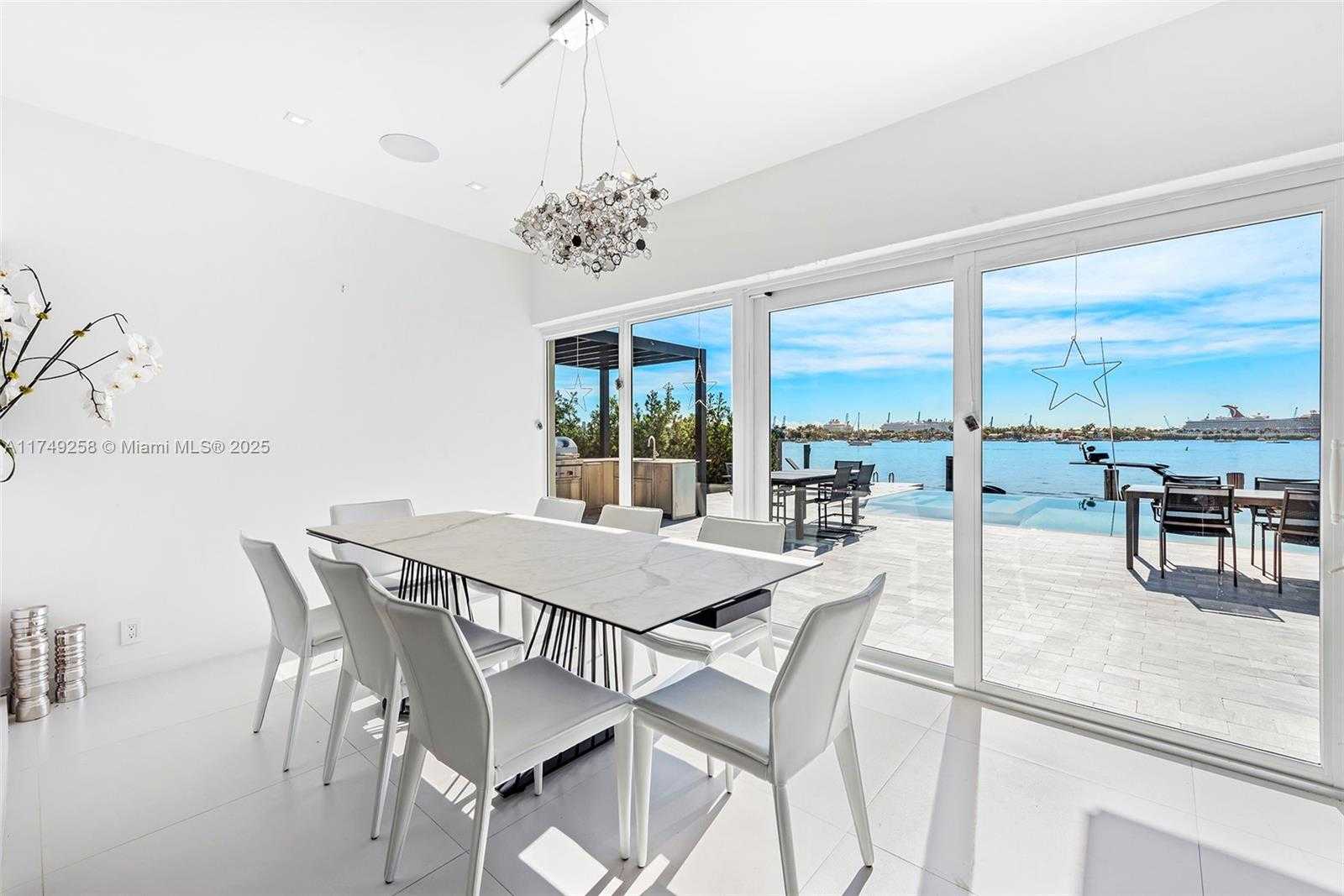 Small Image of 1300 SOUTH VENETIAN WAY, Miami Number 20