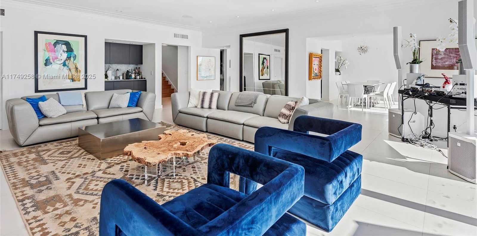Small Image of 1300 SOUTH VENETIAN WAY, Miami Number 23